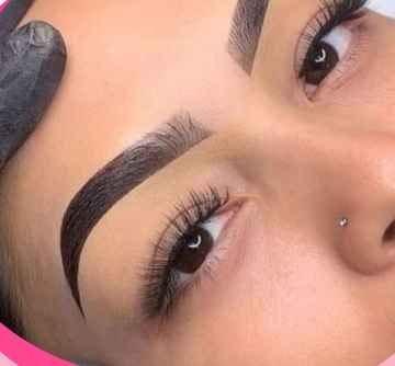 Rostro con cejas diseñadas en armonía